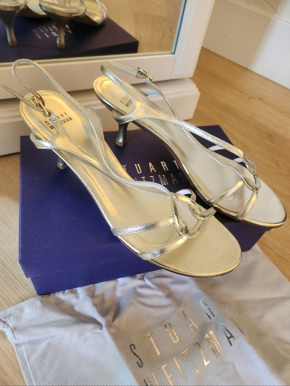 Stuart Weitzman | Reversal Strappy Sandal in Gold - Picture 2 of 8
